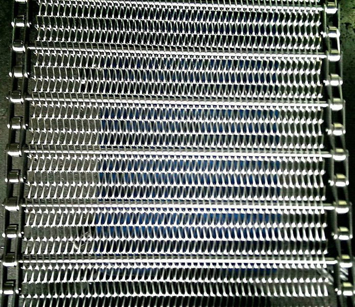 Конвейерная лента с усиленной конструкцией сцепления ячеек S-формы